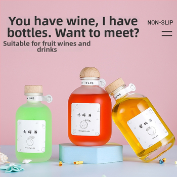 Sklenená fľaša na uzatvárateľné skladovanie nápojov, priehľadný alebo matný povrch, vhodná pre domáce kvasené ovocné víno a alkohol, s drevenou zátkou.