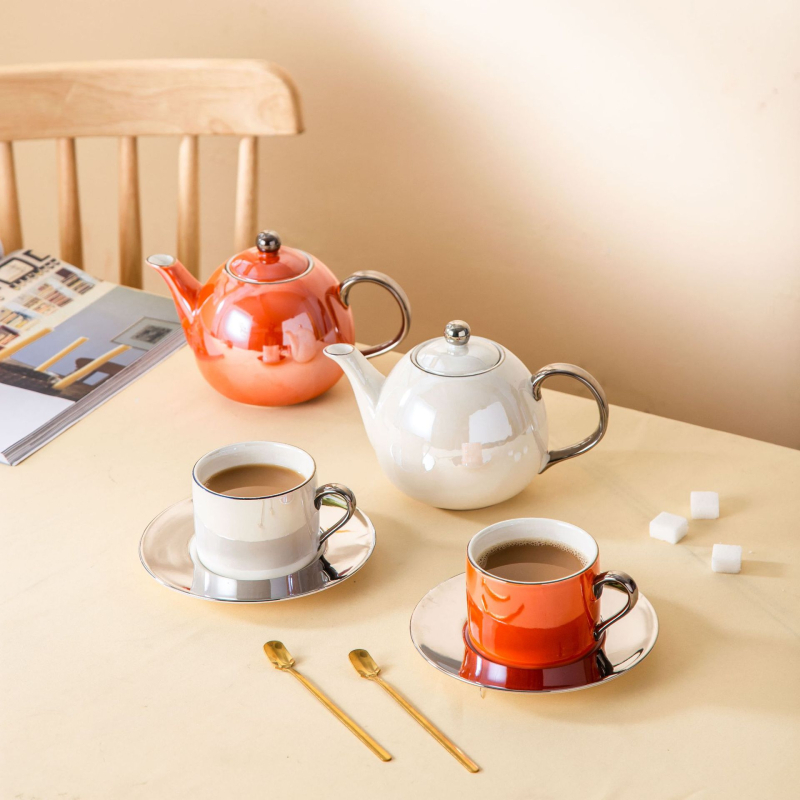 Ceașă de cafea din ceramică cu farfurie, în stil european retro-lux, însoțită de cafetieră – set de veselă pentru cappuccino și ceai de după-amiază, pentru hotel