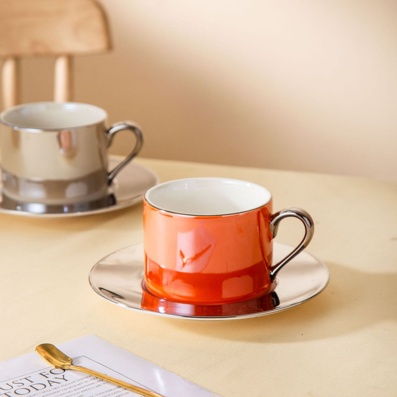 Ceașă de cafea din ceramică cu farfurie, în stil european retro-lux, însoțită de cafetieră – set de veselă pentru cappuccino și ceai de după-amiază, pentru hotel