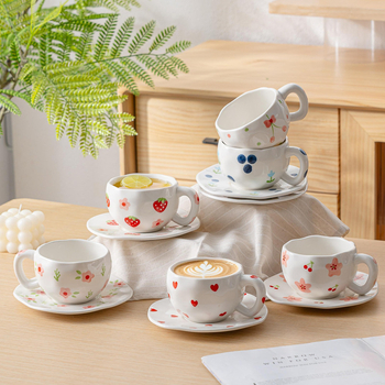 Set ceramic pentru cafea: ceașcă și farfurioară, cu motiv nor și flori lucrate manual
