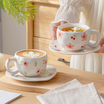 Set ceramic pentru cafea: ceașcă și farfurioară, cu motiv nor și flori lucrate manual