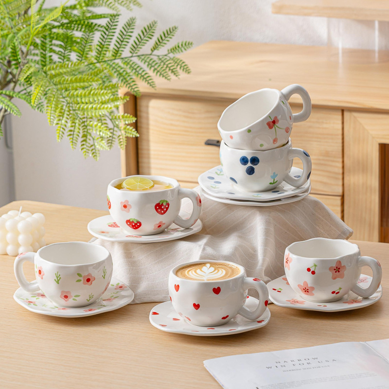 Set ceramic pentru cafea: ceașcă și farfurioară, cu motiv nor și flori lucrate manual