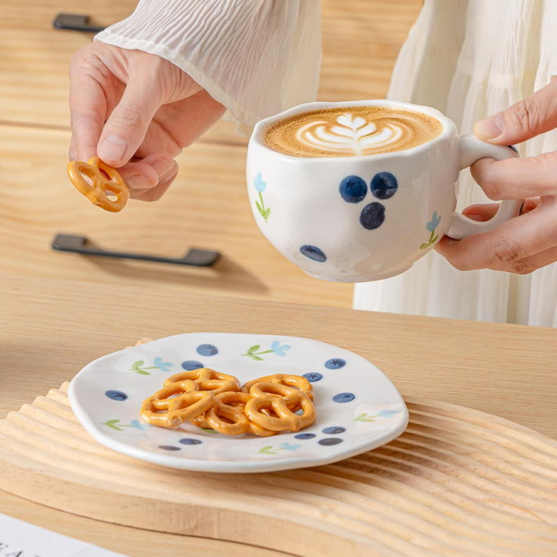 Set ceramic pentru cafea: ceașcă și farfurioară, cu motiv nor și flori lucrate manual