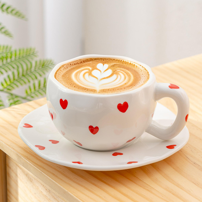 Set ceramic pentru cafea: ceașcă și farfurioară, cu motiv nor și flori lucrate manual