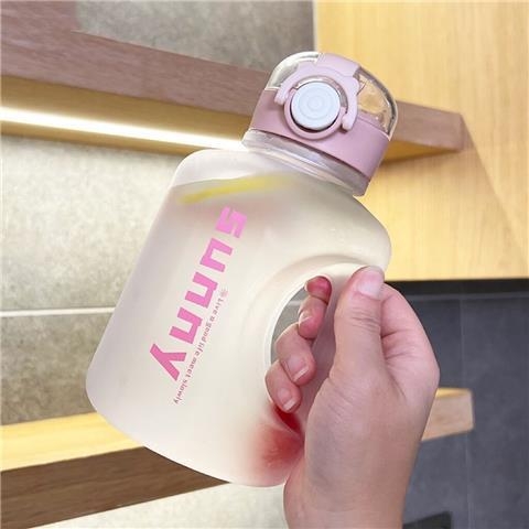 Nagy kapacitású műanyag sportos pohár szívószállal, 1000 ml, hőálló, testreszabható