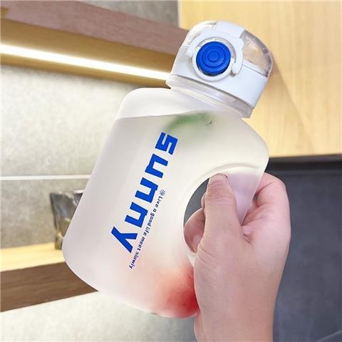 Nagy kapacitású műanyag sportos pohár szívószállal, 1000 ml, hőálló, testreszabható