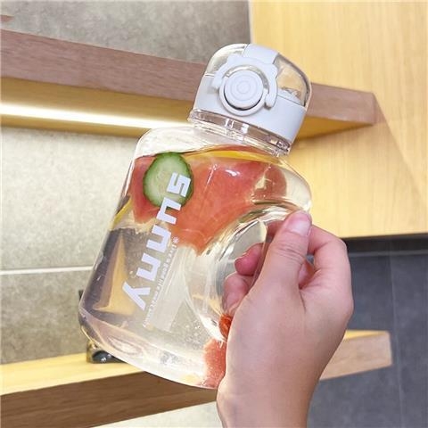 Nagy kapacitású műanyag sportos pohár szívószállal, 1000 ml, hőálló, testreszabható