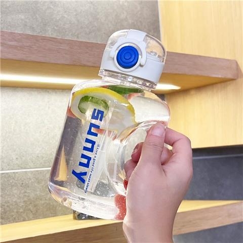 Nagy kapacitású műanyag sportos pohár szívószállal, 1000 ml, hőálló, testreszabható