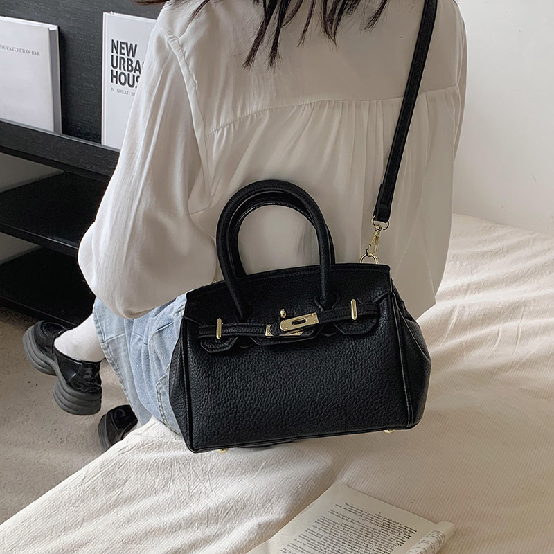 Ženska torbica od PU kože, može se nositi preko ramena ili kao crossbody, srednje veličine, platinski završetak, gradski minimalistički stil, 2025