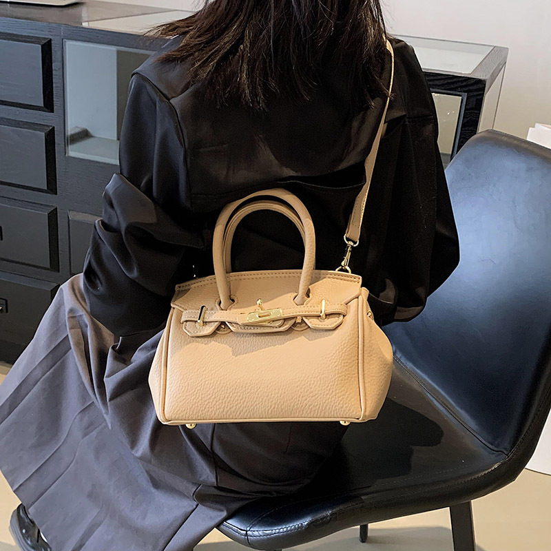 Ženska torbica od PU kože, može se nositi preko ramena ili kao crossbody, srednje veličine, platinski završetak, gradski minimalistički stil, 2025