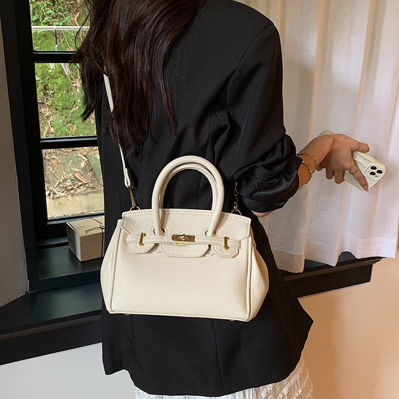 Ženska torbica od PU kože, može se nositi preko ramena ili kao crossbody, srednje veličine, platinski završetak, gradski minimalistički stil, 2025