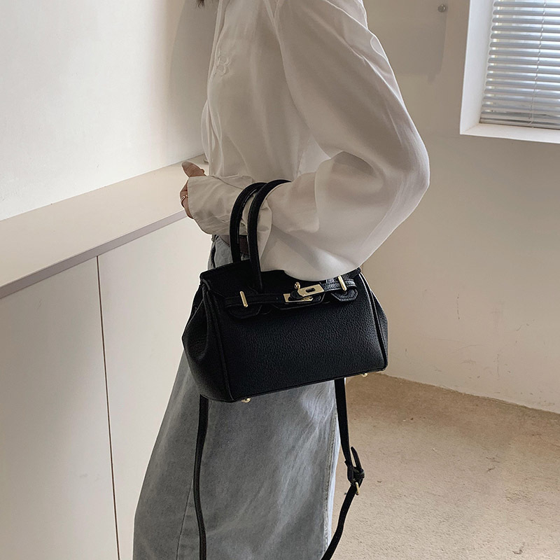 Ženska torbica od PU kože, može se nositi preko ramena ili kao crossbody, srednje veličine, platinski završetak, gradski minimalistički stil, 2025