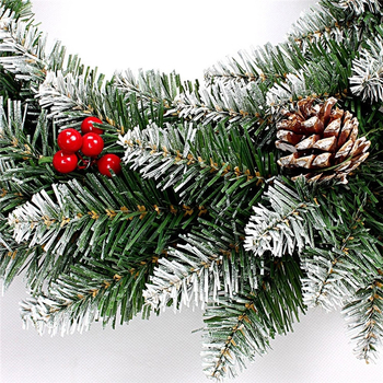 Decorațiune de exterior cu coroană de Crăciun din PVC, 40 cm, conuri de pin albe la vârf și fructe roșii