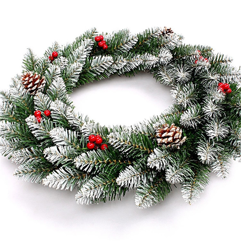 Decorațiune de exterior cu coroană de Crăciun din PVC, 40 cm, conuri de pin albe la vârf și fructe roșii