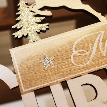 Ornament de ușă din lemn pentru Crăciun cu Moș Crăciun și o sanie trasă de un cerb, mesaj Merry Christmas în litere engleze