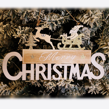 Ornament de ușă din lemn pentru Crăciun cu Moș Crăciun și o sanie trasă de un cerb, mesaj Merry Christmas în litere engleze