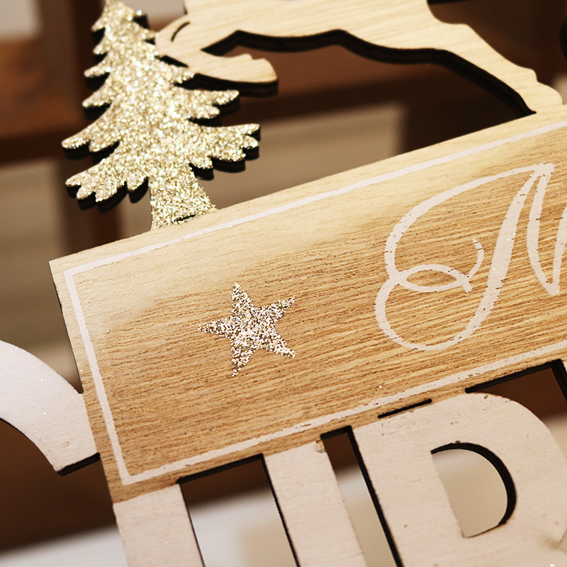 Ornament de ușă din lemn pentru Crăciun cu Moș Crăciun și o sanie trasă de un cerb, mesaj Merry Christmas în litere engleze