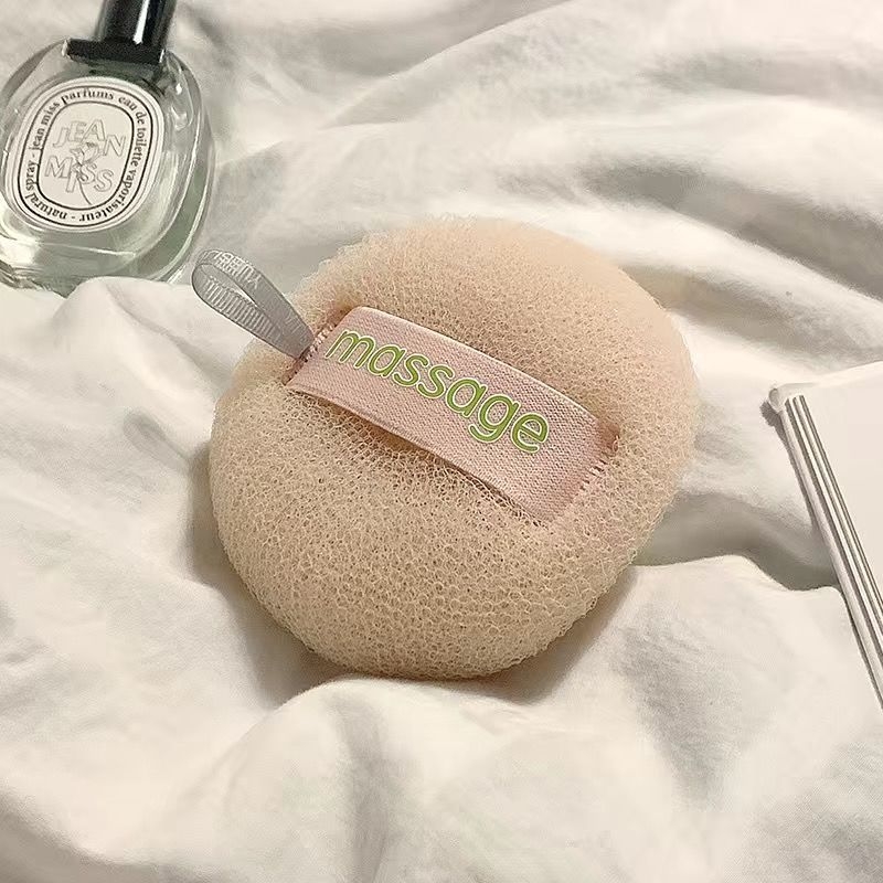 Două în unu: plasă spumantă pentru baie și minge de baie cu aspect floral