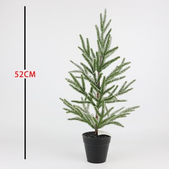 Brad artificial în ghiveci, acoperit cu zăpadă afânată