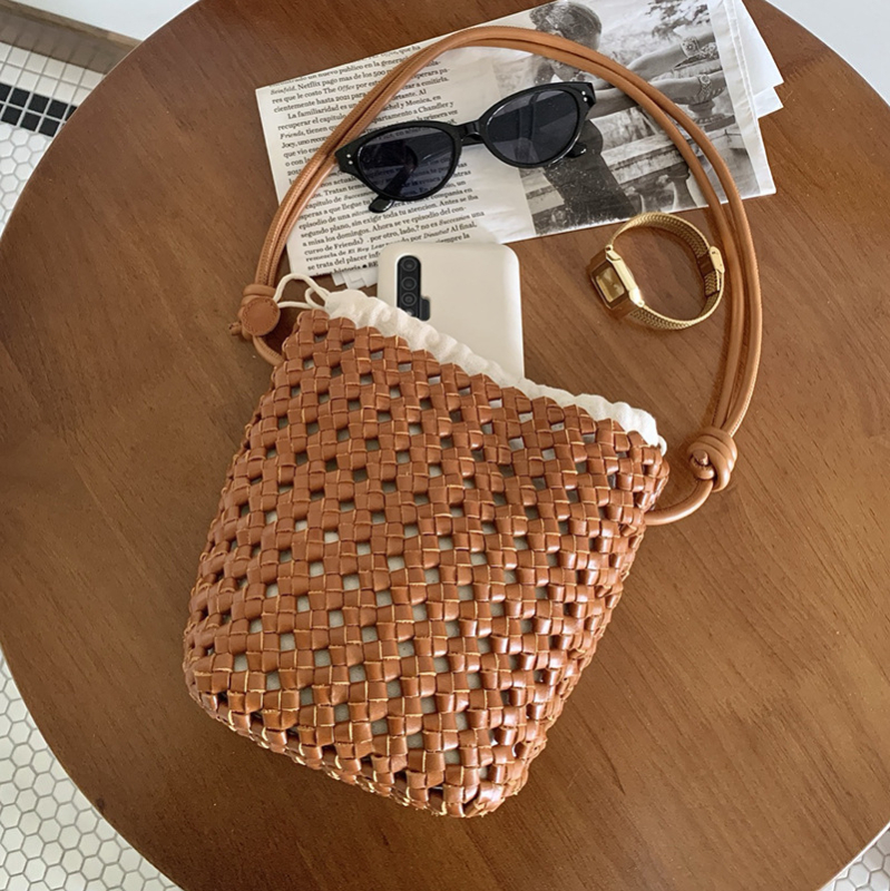 Ženska bucket torbica od prve klase kože s rastlinskim premazom, ručno tkana, za ramena ili crossbody