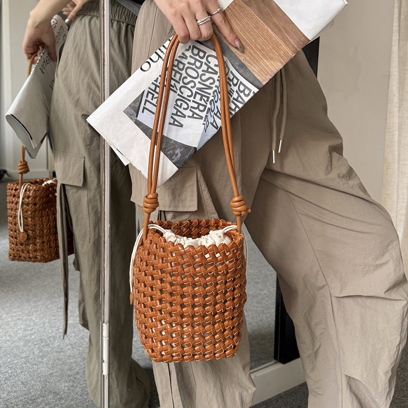 Ženska bucket torbica od prve klase kože s rastlinskim premazom, ručno tkana, za ramena ili crossbody