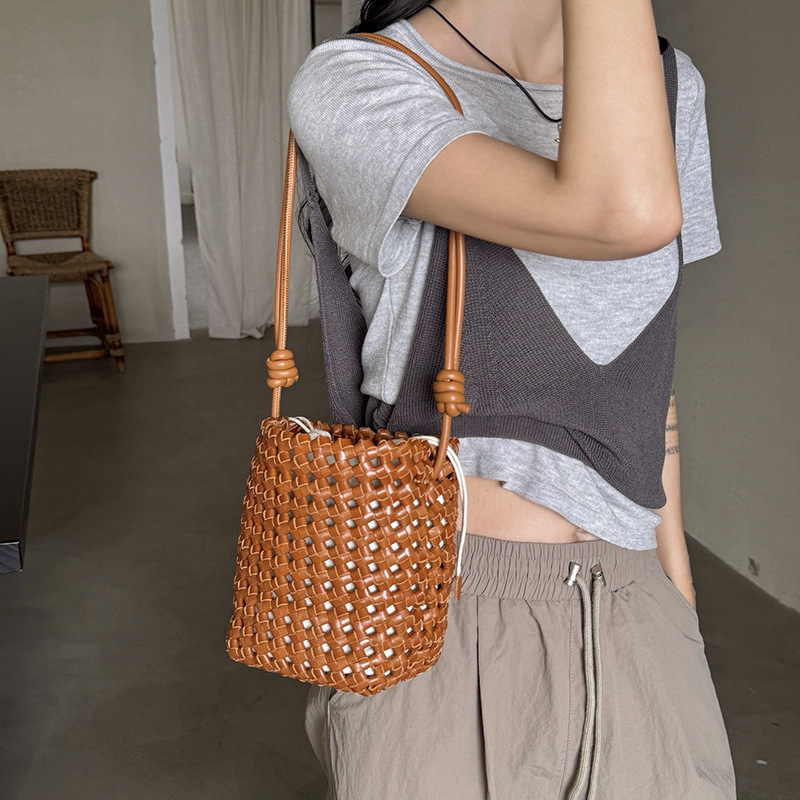 Ženska bucket torbica od prve klase kože s rastlinskim premazom, ručno tkana, za ramena ili crossbody