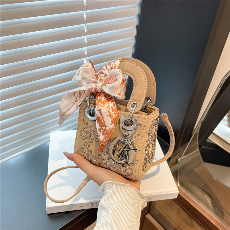 Mala torbica s kristalima i rombo uzorkom, inspirirana princezom Dianom, ručna i crossbody torba
