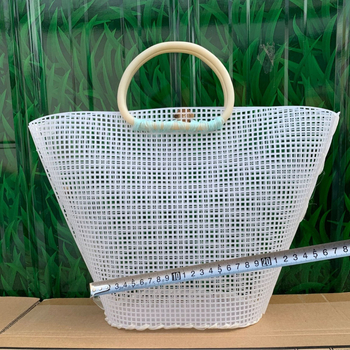 DIY Mini torbica tip košarica s resicama — ručno pletena mrežasta torbica od plastičnih pločica za žene
