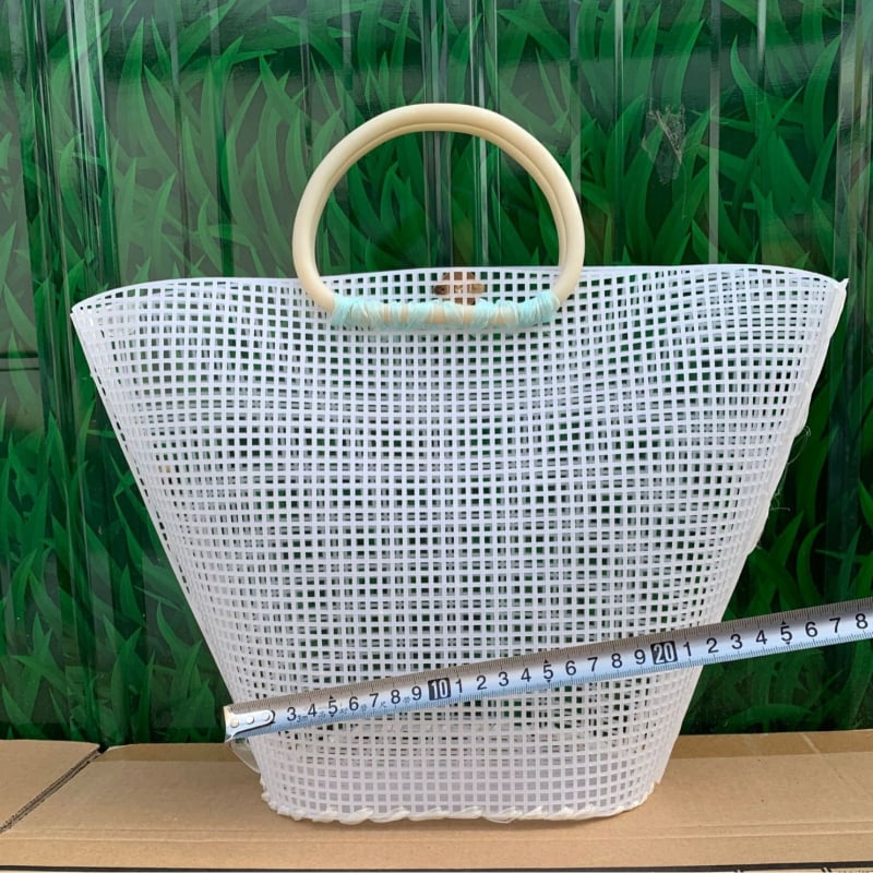 DIY Mini torbica tip košarica s resicama — ručno pletena mrežasta torbica od plastičnih pločica za žene