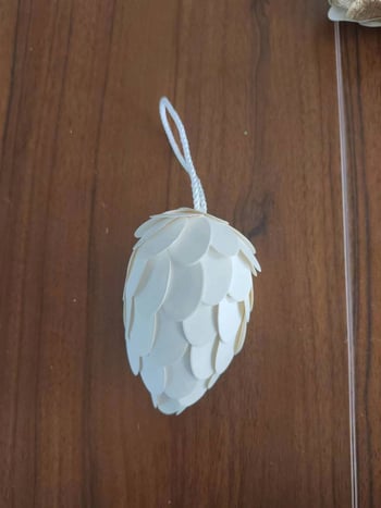 Ouă de Paște din spumă - ornamente DIY din hârtie spumată, pe șnur
