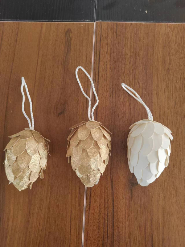 Ouă de Paște din spumă - ornamente DIY din hârtie spumată, pe șnur