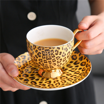 Set cafea din porțelan de oase cu imprimeu leopard: cană cu farfurie, ceainic, linguriță, zaharniță, cană de lapte, farfurie, suport de masă, cuțit, furculiță, cenușar