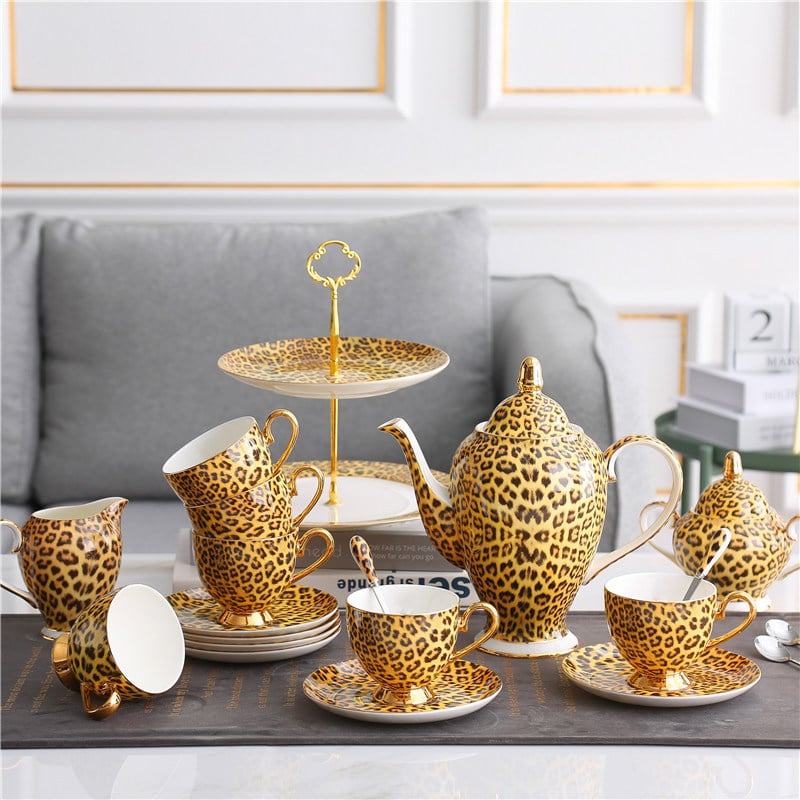 Set cafea din porțelan de oase cu imprimeu leopard: cană cu farfurie, ceainic, linguriță, zaharniță, cană de lapte, farfurie, suport de masă, cuțit, furculiță, cenușar