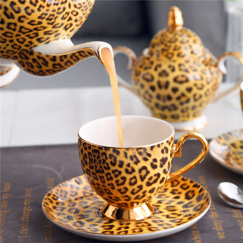 Set cafea din porțelan de oase cu imprimeu leopard: cană cu farfurie, ceainic, linguriță, zaharniță, cană de lapte, farfurie, suport de masă, cuțit, furculiță, cenușar
