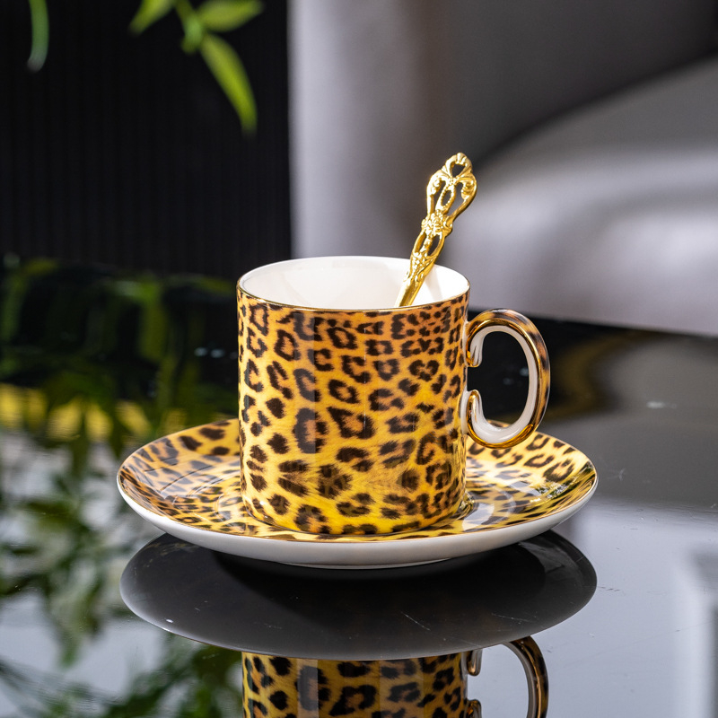 Set cafea din porțelan de oase cu imprimeu leopard: cană cu farfurie, ceainic, linguriță, zaharniță, cană de lapte, farfurie, suport de masă, cuțit, furculiță, cenușar