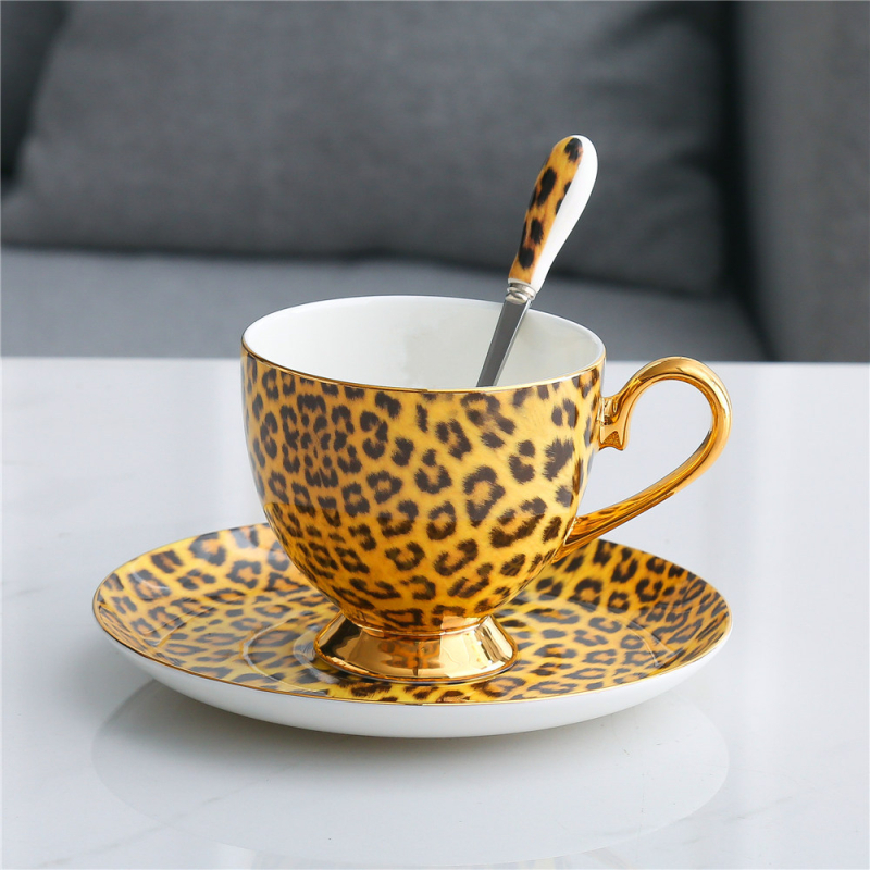 Set cafea din porțelan de oase cu imprimeu leopard: cană cu farfurie, ceainic, linguriță, zaharniță, cană de lapte, farfurie, suport de masă, cuțit, furculiță, cenușar