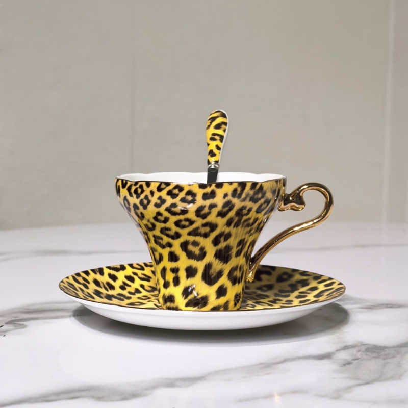 Set cafea din porțelan de oase cu imprimeu leopard: cană cu farfurie, ceainic, linguriță, zaharniță, cană de lapte, farfurie, suport de masă, cuțit, furculiță, cenușar