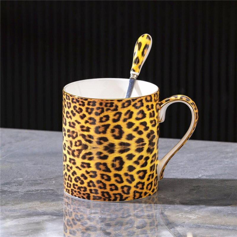Set cafea din porțelan de oase cu imprimeu leopard: cană cu farfurie, ceainic, linguriță, zaharniță, cană de lapte, farfurie, suport de masă, cuțit, furculiță, cenușar