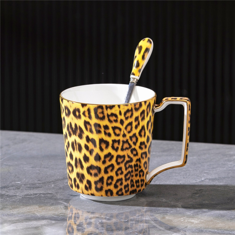 Set cafea din porțelan de oase cu imprimeu leopard: cană cu farfurie, ceainic, linguriță, zaharniță, cană de lapte, farfurie, suport de masă, cuțit, furculiță, cenușar