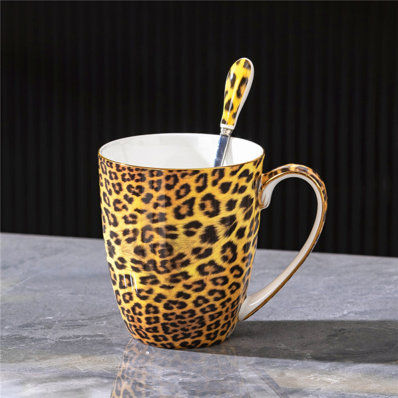 Set cafea din porțelan de oase cu imprimeu leopard: cană cu farfurie, ceainic, linguriță, zaharniță, cană de lapte, farfurie, suport de masă, cuțit, furculiță, cenușar