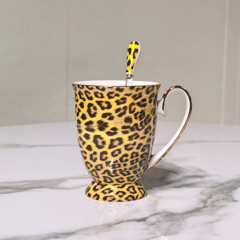 Set cafea din porțelan de oase cu imprimeu leopard: cană cu farfurie, ceainic, linguriță, zaharniță, cană de lapte, farfurie, suport de masă, cuțit, furculiță, cenușar