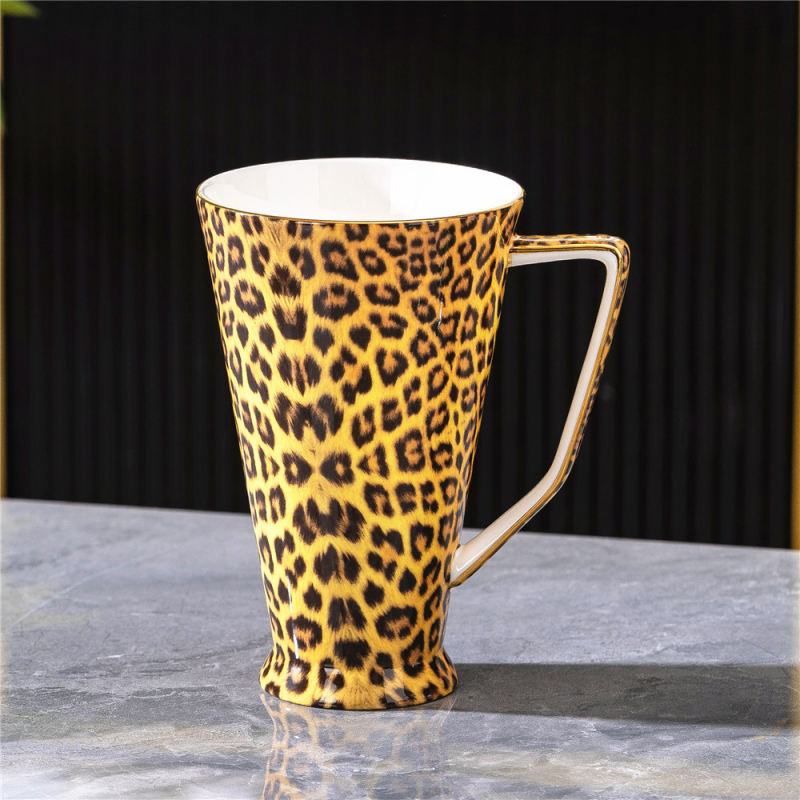 Set cafea din porțelan de oase cu imprimeu leopard: cană cu farfurie, ceainic, linguriță, zaharniță, cană de lapte, farfurie, suport de masă, cuțit, furculiță, cenușar