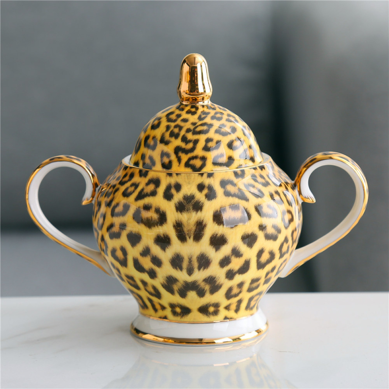 Set cafea din porțelan de oase cu imprimeu leopard: cană cu farfurie, ceainic, linguriță, zaharniță, cană de lapte, farfurie, suport de masă, cuțit, furculiță, cenușar