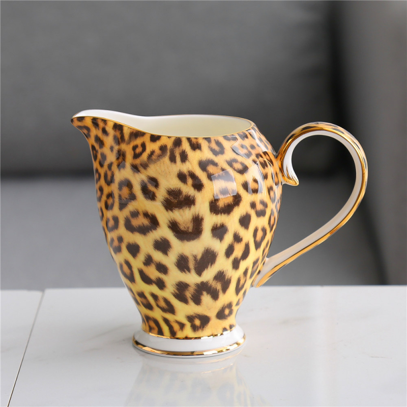 Set cafea din porțelan de oase cu imprimeu leopard: cană cu farfurie, ceainic, linguriță, zaharniță, cană de lapte, farfurie, suport de masă, cuțit, furculiță, cenușar
