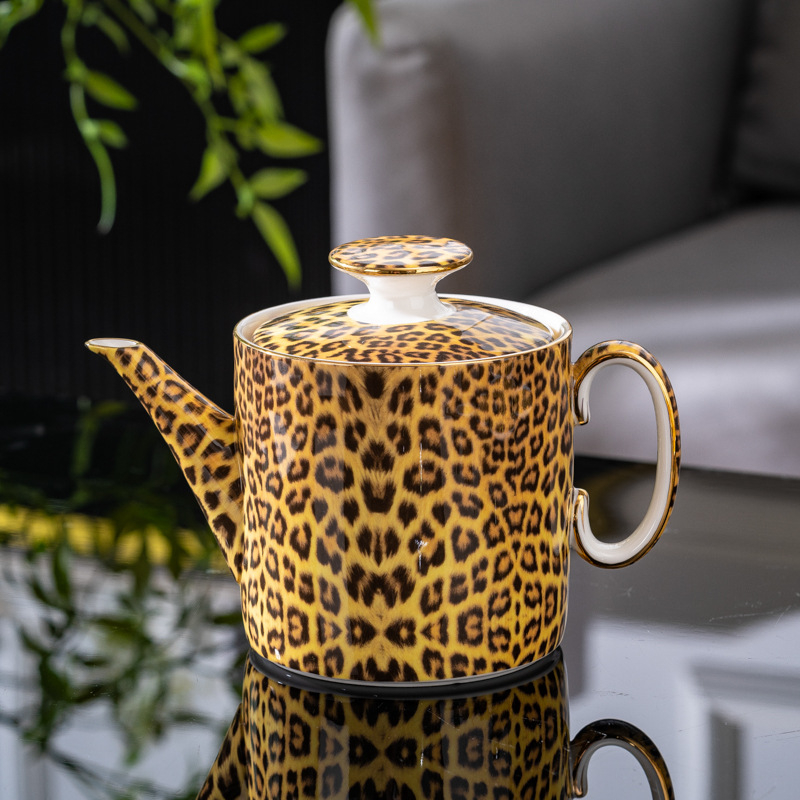 Set cafea din porțelan de oase cu imprimeu leopard: cană cu farfurie, ceainic, linguriță, zaharniță, cană de lapte, farfurie, suport de masă, cuțit, furculiță, cenușar