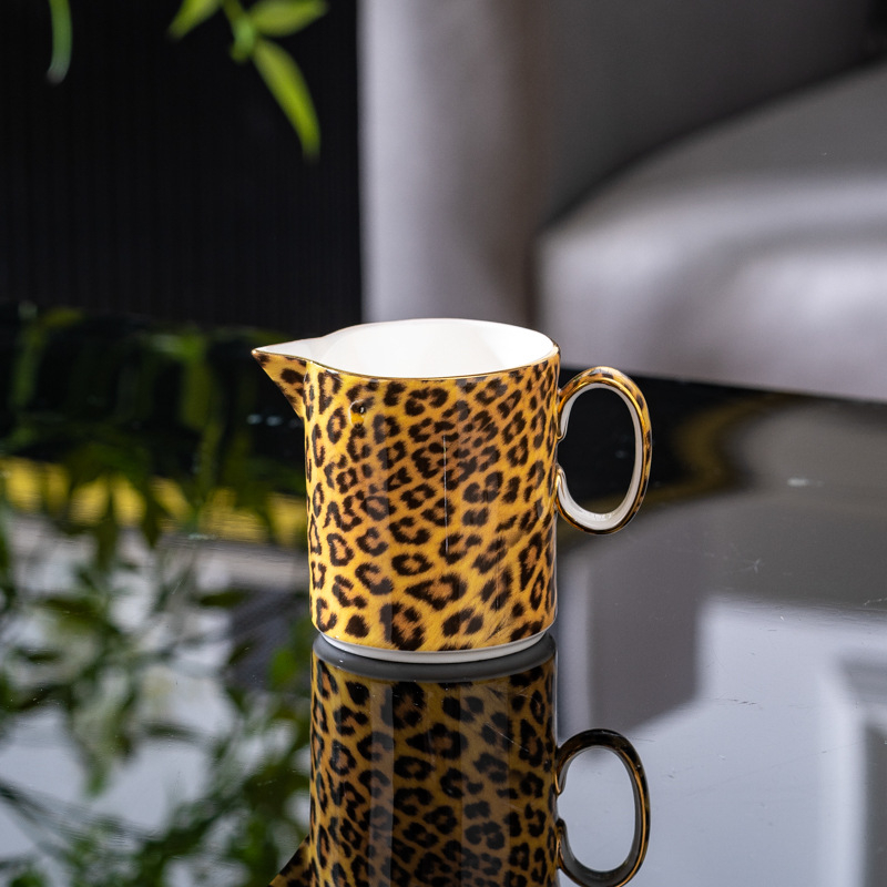Set cafea din porțelan de oase cu imprimeu leopard: cană cu farfurie, ceainic, linguriță, zaharniță, cană de lapte, farfurie, suport de masă, cuțit, furculiță, cenușar