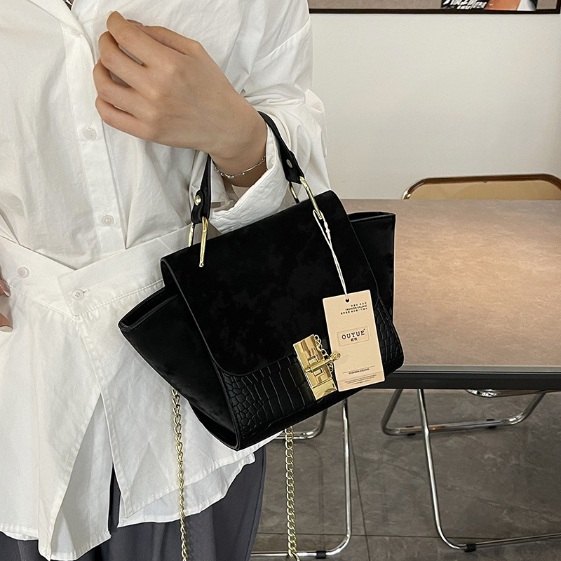 Retro mat torba s lancem preko ramena, krilastog oblika, model 2025