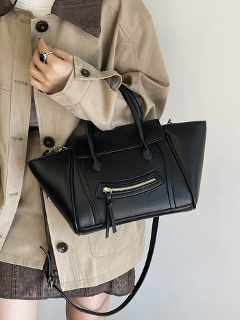 Ženska torba velikog kapaciteta, crossbody remenom, krilni oblik, gradski stil, kolekcija 2026