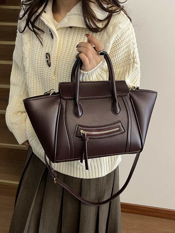 Ženska torba velikog kapaciteta, crossbody remenom, krilni oblik, gradski stil, kolekcija 2026