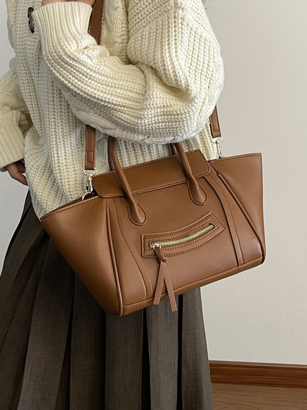 Ženska torba velikog kapaciteta, crossbody remenom, krilni oblik, gradski stil, kolekcija 2026